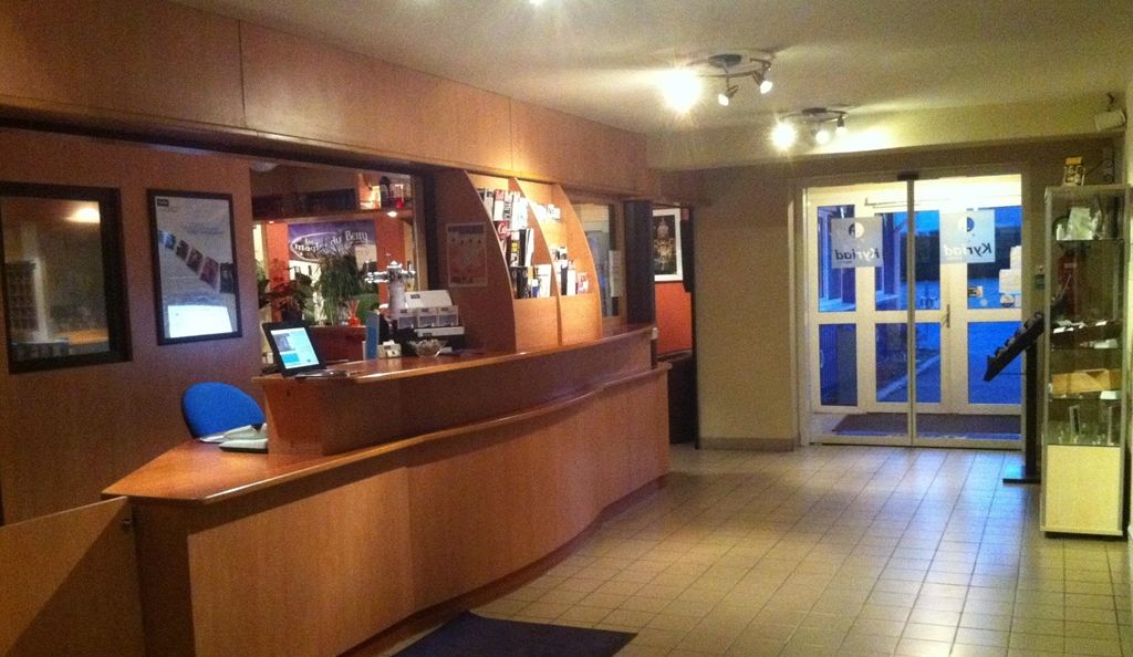 Kyriad Bourges Sud Интерьер фото